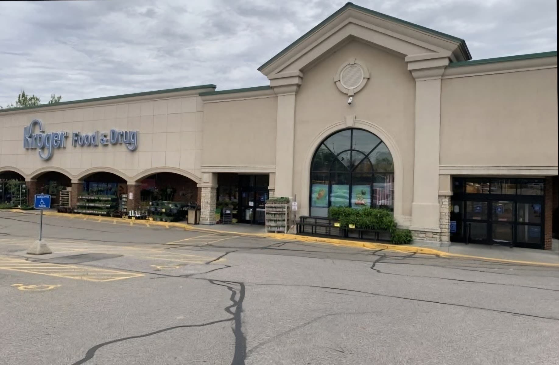 Exterior photograph of Kroger Bakery, Madeira, Ohio. Credit: Lazarus via Google.